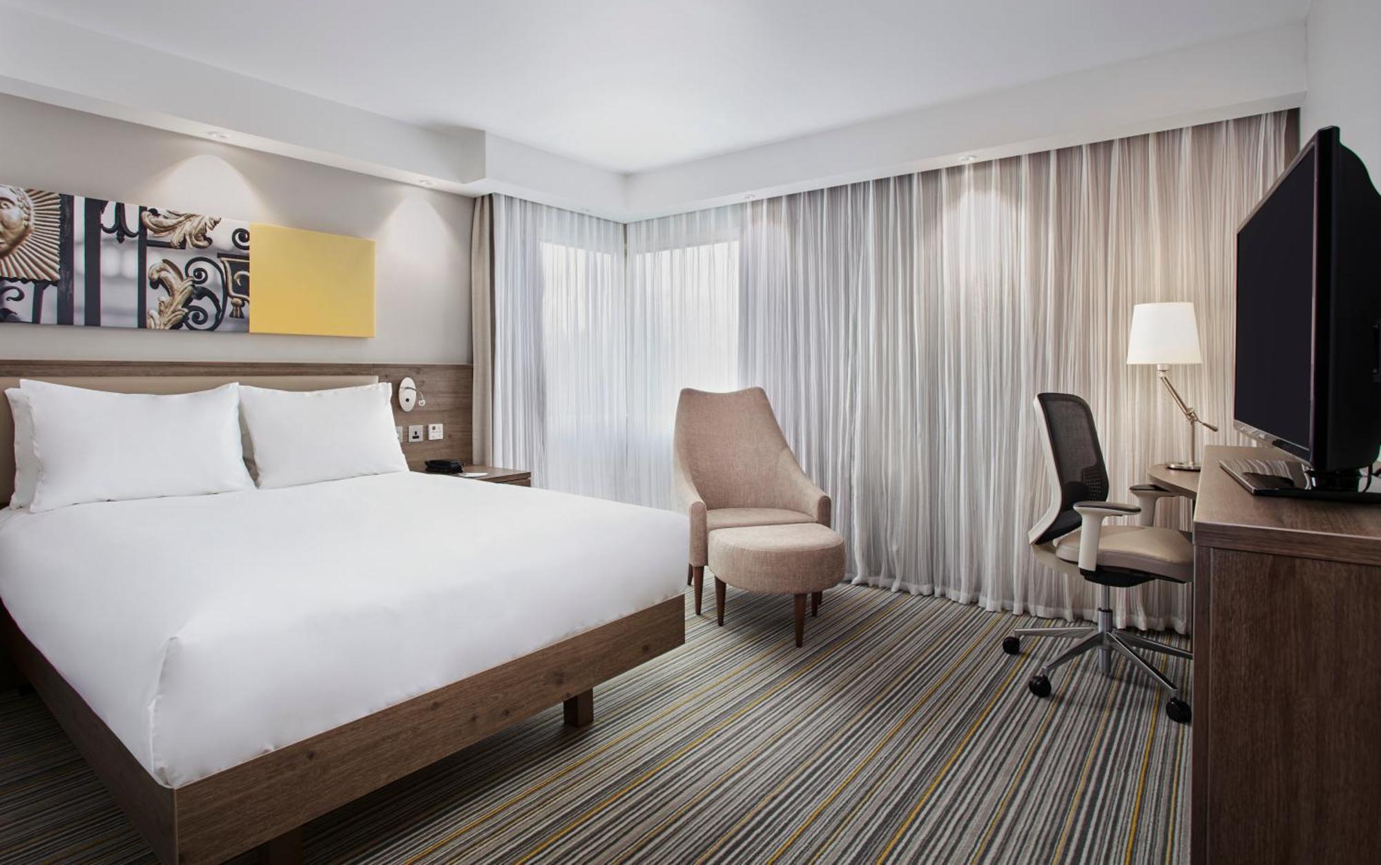 Queen Room Accessible