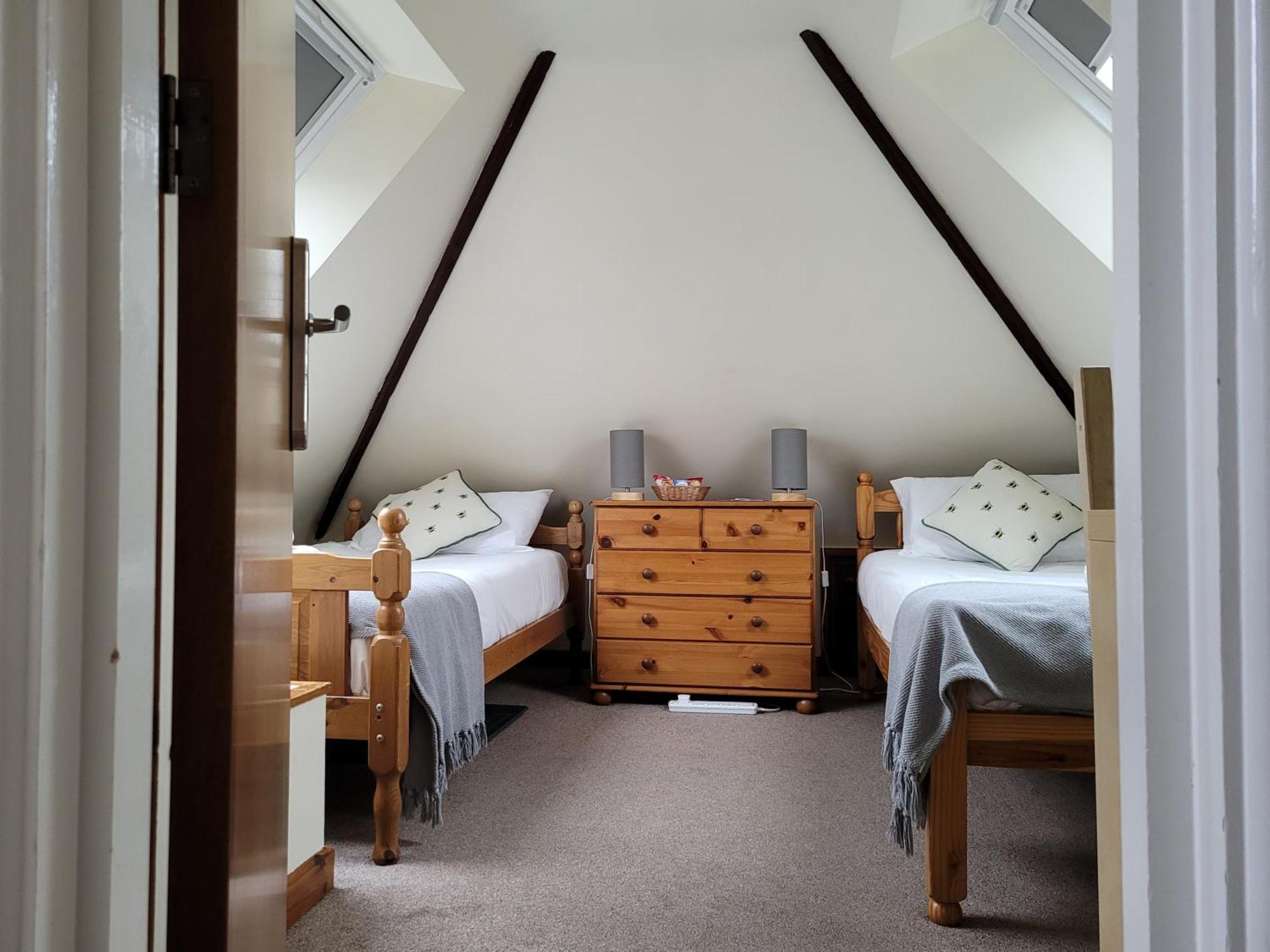 Twin Room,1662407573:JPEG