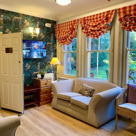 Pickwicks Guest House-2